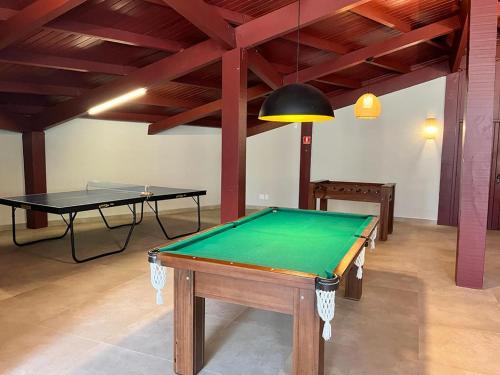 马利西亚斯Delta Maresias Club by Smart Sharing的一张台球桌,位于带乒乓球桌的房间里