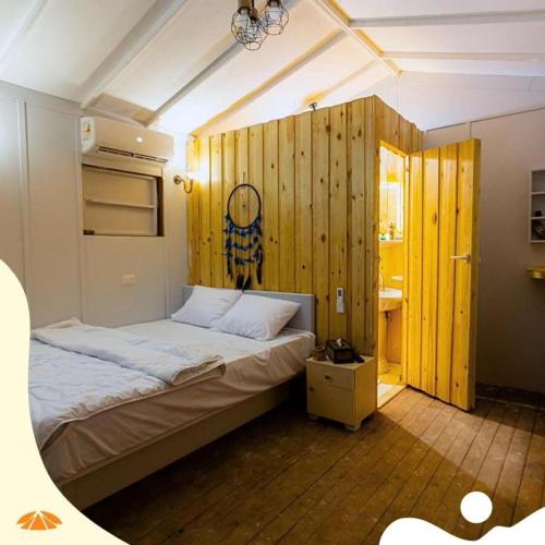 马特鲁港Safy Bay New Alamein的一间卧室设有一张大床和木墙