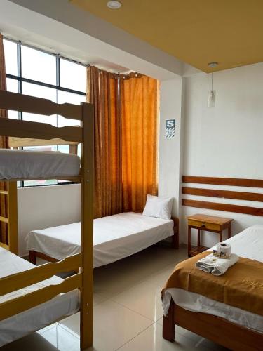 马尔多纳多港Puerto candela的一间卧室设有两张双层床和一扇窗户。