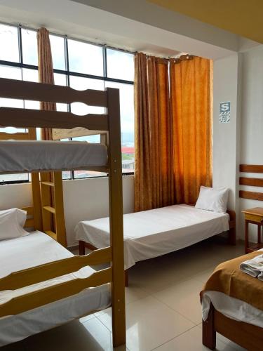 马尔多纳多港Puerto candela的一间卧室设有两张双层床和一扇窗户。