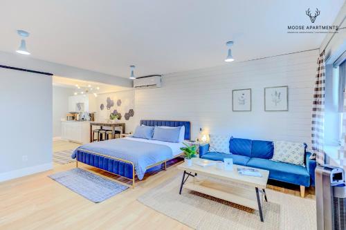孟菲斯The Moose #8 - Modern Luxe Loft with King Bed & Free Parking & Wifi的一间卧室配有蓝色的床和蓝色的沙发