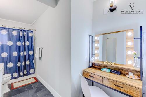 孟菲斯The Moose #8 - Modern Luxe Loft with King Bed & Free Parking & Wifi的一间带水槽和镜子的浴室