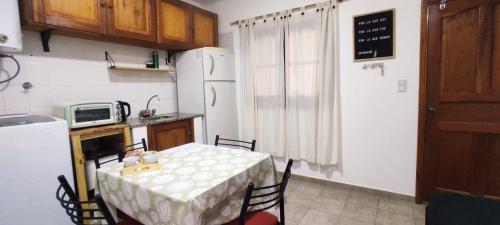 福尔摩沙La Plaza的厨房配有桌椅和冰箱。