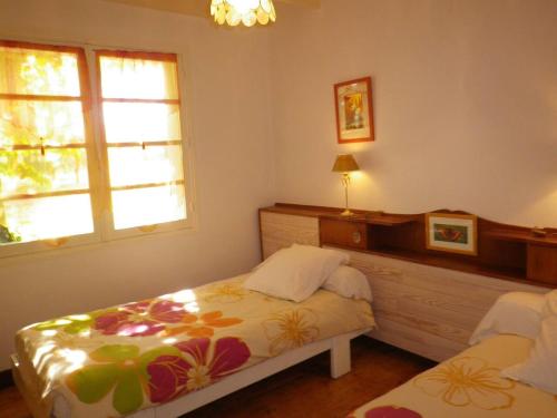 旧圣日龙Maison de 4 chambres a Vielle Saint Girons a 8 km de la plage的一间卧室设有一张床和一个窗口