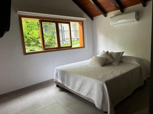 布卡拉曼加Casa Chalet en Lagos del Cacique的一间卧室设有一张床和一个窗口