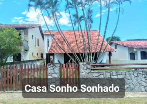 圣佩德罗-达阿尔德亚Casa sonho sonhado的房屋前有栅栏的标志
