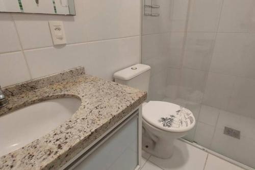 弗洛里亚诺波利斯Apartamento Safira / Praia dos ingleses的白色的浴室设有卫生间和水槽。