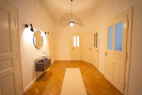 莱比锡Charles & Kätchen Design Zentrum的走廊设有镜子和更衣室