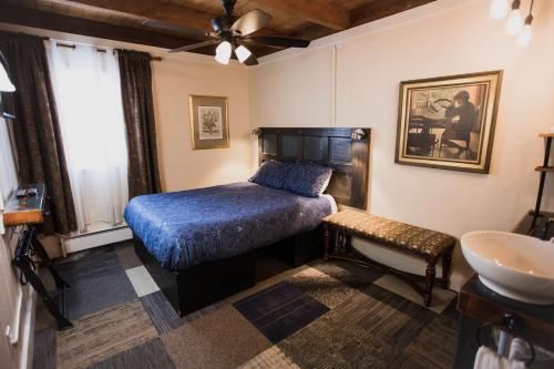 冬季公园The Viking Lodge - Downtown Winter Park Colorado的一间卧室配有一张床和一个水槽