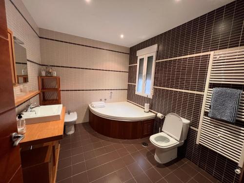 鲁伊德拉Casa Laureana的带浴缸、卫生间和盥洗盆的浴室