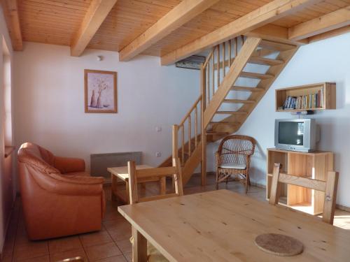 MorávkaA&B布格罗维度假屋的客厅设有木制楼梯和桌子