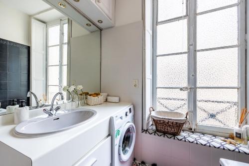 里昂Appartement Haussmannien d’Artiste, exception, quai de Saône balcon+Parking的一间带水槽和洗衣机的浴室