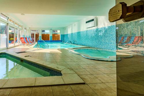 希欧福克Balaton Colors Beach Hotel的游泳池,位于带游泳池的房子里