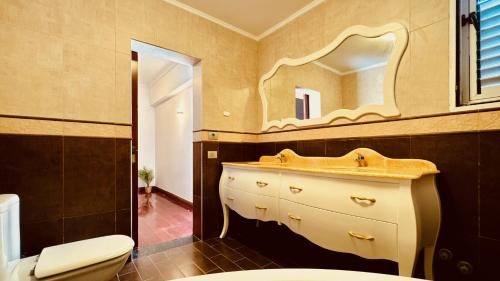特尔德Click&Guest - Blue Marine in Playa del Hombre的一间带水槽和镜子的浴室