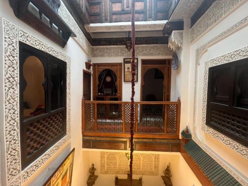 非斯Riad dar Kirami的走廊位于带木墙和天花板的房子内