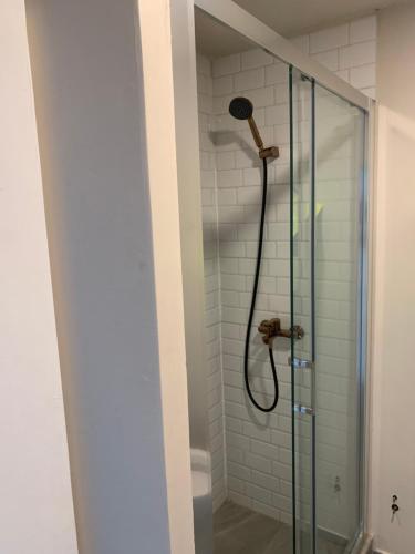 卡拉马Hostal Enerugi的浴室内配有淋浴和头顶淋浴