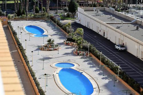奥罗佩萨德尔马Valparaiso Marina Dór Planta 7的大楼内两个游泳池的顶部景色