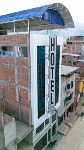 哈恩Hotel Casa Nova jaen的建筑的侧面有标志