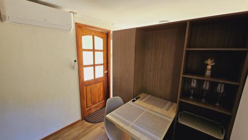 普孔Ketrawe Lodge的小房间设有桌子和木门