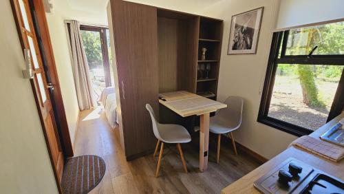 普孔Ketrawe Lodge的一间小房子,房间内设有桌椅