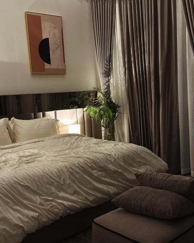 布赖代شالية سَال الفندقي的一间卧室配有床和带窗帘的窗户