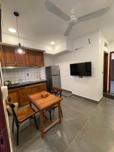 暹粒NataRiya Villa的厨房配有桌子和电视。