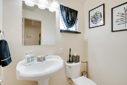 弗雷斯诺Breezy Fresno Home - Near Airport and Downtown的一间带水槽、卫生间和镜子的浴室