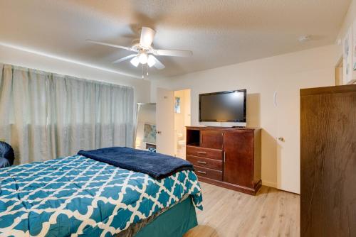 弗雷斯诺Breezy Fresno Home - Near Airport and Downtown的一间卧室配有一张床和一台平面电视