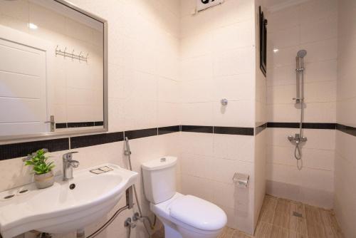 麦加فندق سما سول للشقق的浴室配有白色卫生间和盥洗盆。