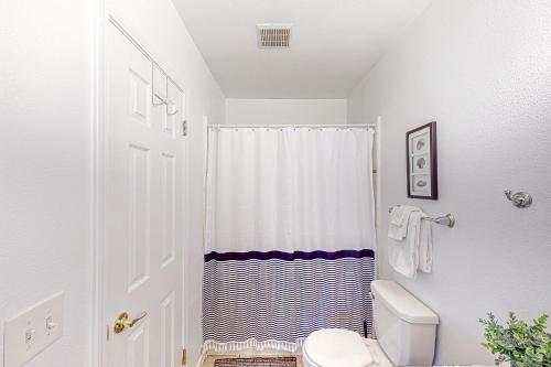 皮斯莫比奇La Marsielle 256的浴室设有蓝色和白色的淋浴帘