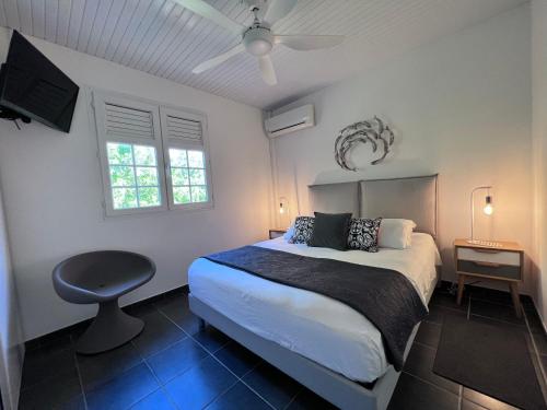 勒迪亚芒BEACHFRONT Diamond Rock - Entire Apartment OR Private Guest Suite with breakfast area的一间卧室配有一张床和吊扇