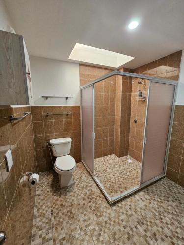 提瓦坎Sensity Home Recamara moderna的带淋浴和卫生间的浴室