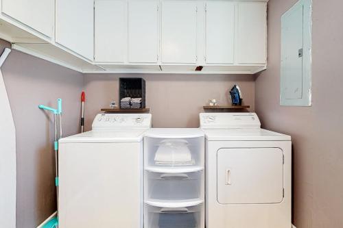 斯帕坦堡Getaway on Gossett的厨房配有白色橱柜、洗衣机和烘干机