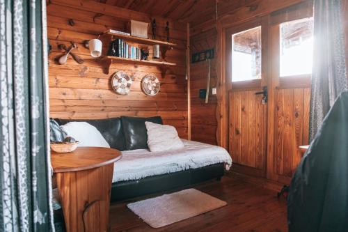 胡萨维克Kaldbaks-kot cottages的小屋内带床和桌子的房间