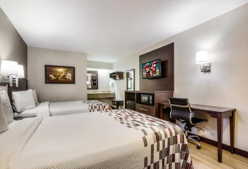 列克星敦列克星敦红顶酒店的酒店客房配有两张床和一张书桌