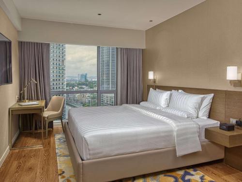 马尼拉Novotel Suites Manila at Acqua的酒店客房设有一张床和一个大窗户