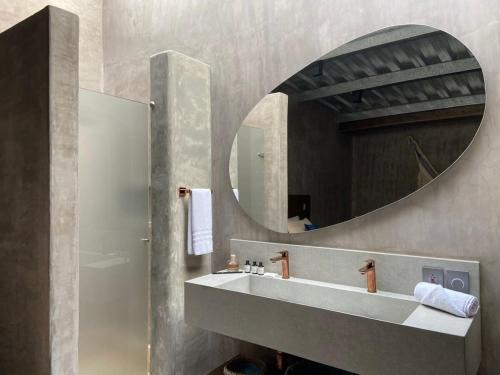 卡塔赫纳Lovely 2BR Villa with Ocean View in Cartagena的一间带水槽和镜子的浴室