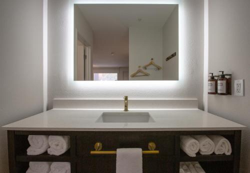 塞多纳Kokopelli Inn Sedona, Trademark Collection by Wyndham的一间带水槽和镜子的浴室