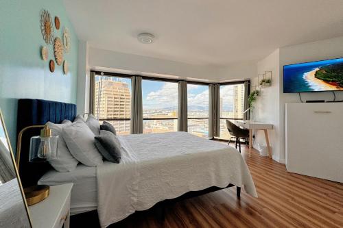檀香山1BR Ocean Sunset View With Parking的一间卧室设有一张大床和大窗户