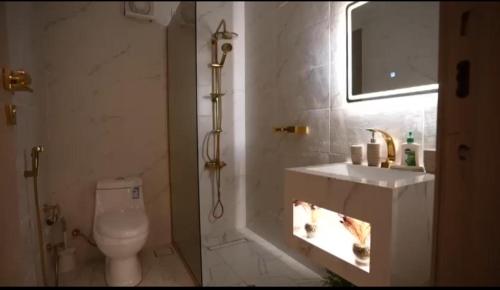 欧普尔منتجع قوفالي的浴室配有卫生间、盥洗盆和淋浴。