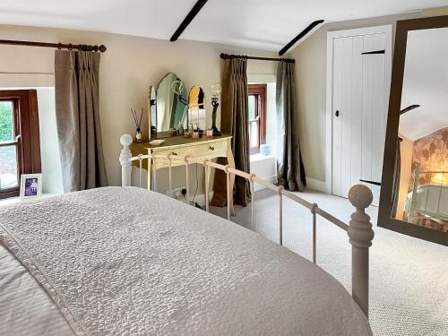 West StourMill View Cottage的一间卧室配有床和梳妆台