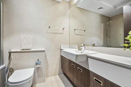阿布扎比Silkhaus Al Reem island Modern 1BDR的浴室配有卫生间、盥洗盆和浴缸。