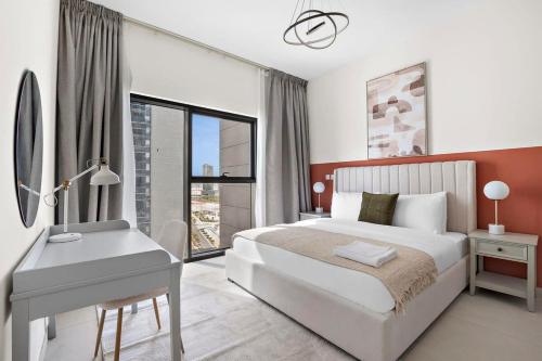 阿布扎比Silkhaus Spacious 2 BDR Reem Central Park Nearby的卧室配有白色的床、书桌和窗户。