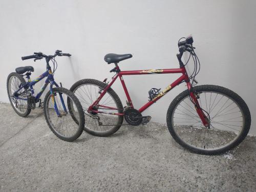 在Casa em Condomínio Fechado内部或周边骑自行车