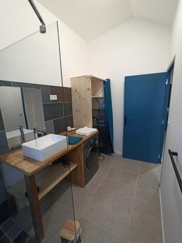 圣若瑟Case Lénora的一间带水槽和蓝色门的浴室