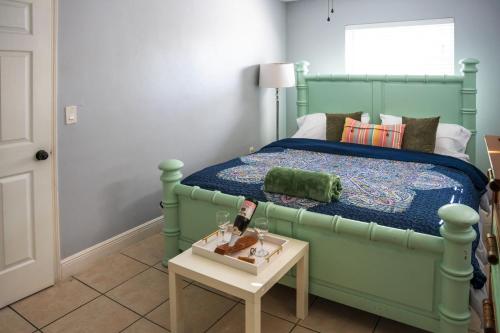 克利尔沃特5 Mins from Clearwater Beach with Free Wi-Fi & TV的一间卧室配有一张床和一张桌子,上面有娃娃