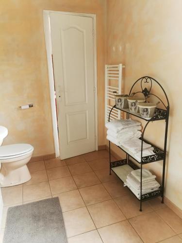 Labruguièrejeanguy andrieu的一间带卫生间的浴室和一个带毛巾的架子