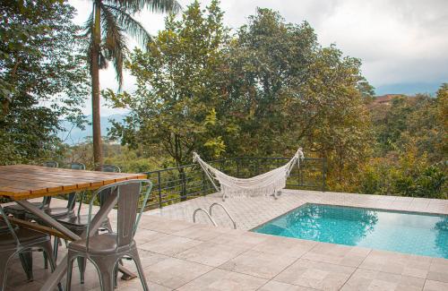 茂物Villa Jenis By The Villas 100的一个带桌子和游泳池的庭院