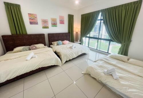 新山Desaru 20Pax Cozy Chill villa Private Pool的一间卧室设有两张床,窗户设有绿色窗帘