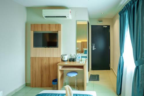 吉隆坡吉隆坡中心欧罗生活酒店的酒店客房设有一间带书桌和床的卧室